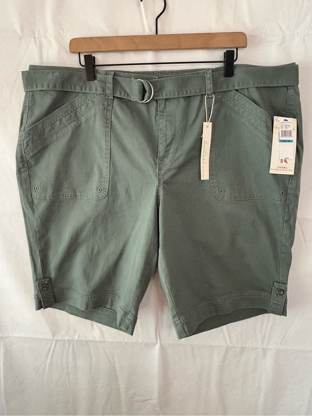 GLORIA VANDERBILT NWT Sage Green Sierra Twill Shorts Size 18W